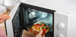 Quay thức ăn trong lò vi sóng nên mở hay đậy nắp? Tưởng đơn giản nhưng nhiều người làm sai