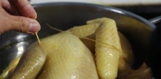 Luộc gà đừng chỉ cho muối và nước lã: Đây mới là loại nước luộc gà săn chắc, ngọt thịt, đầu bếp thường dùng