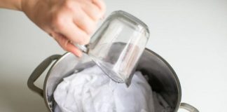 Giặt Áo trắng bằng Xà phòng chưa đủ, làm thêm 1 bước này để Áo luôn trắng như mới, không bị Ố VÀNG