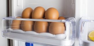 Cất trứng ở vị trí này trong tủ lạnh cứ tưởng thông minh nhưng hóa ra là sai bét nhè, đổi ngay trước khi trứng hỏng hàng loạt