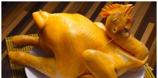 Luộc gà cúng nước sôi hay nước lạnh không quan trọng: Nhớ thả thêm thứ này vàng ươm, đẹp mắt