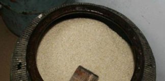 Các cụ dặn kĩ ‘Gạo trong thùng gốm giàu 3 họ, gạo đựng thùng nhựa khó 3 đời’, nhưng ngày nay nhiều người đựng trong thùng nhựa có sao không?