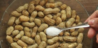 Luộc lạc đừng chỉ cho nước, thêm 2 nguyên liệu này lạc mềm, ngon để lâu không bị thiu, nhớt