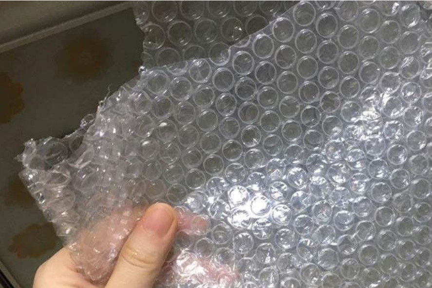 Không nên vứt miếng xốp hơi đi, để trong bếp sử dụng bạn sẽ thấy tác dụng kỳ diệu này-1