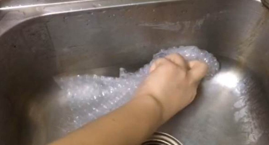 Không nên vứt miếng xốp hơi đi, để trong bếp sử dụng bạn sẽ thấy tác dụng kỳ diệu này-4