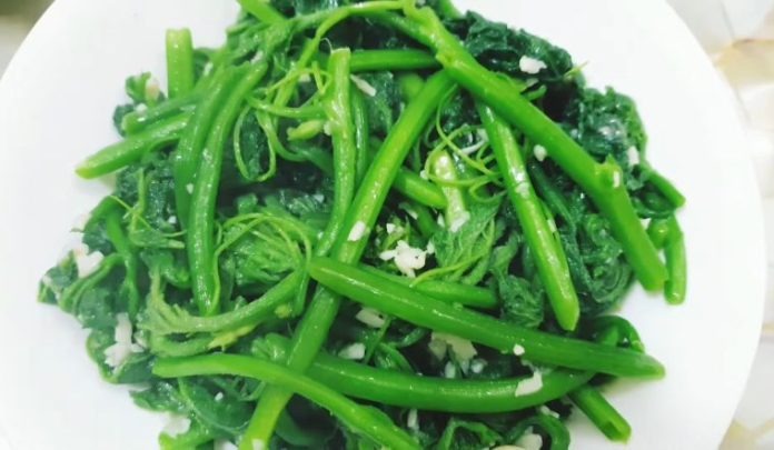 cach-lam-rau-bi-xao-toi-gion-ngo