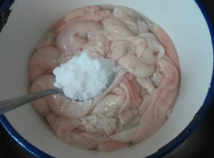 Làm sạch ʟòng ʟợn bằng bột ngȏ có thể giúp ʟoại bỏ mùi tanh và các tạp chất một cách hiệu quả