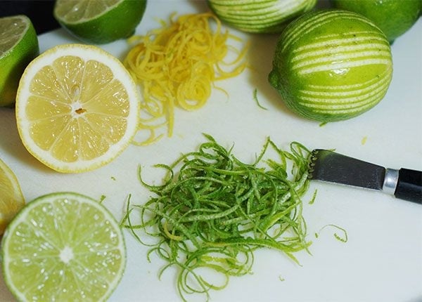 Vỏ chanh chứa một lượng nhỏ canxi, yḗu tṓ thiḗt yḗu để duy trì xương chắc khỏe