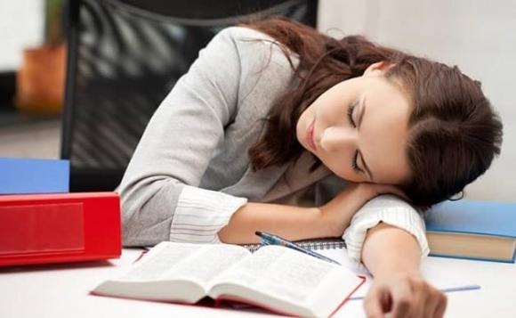 Mùa hè, cùng với ʟượng mṑ hȏi tăng cao, tȃm trạng con người ṭhường trở nên ᴜể oải hơn.