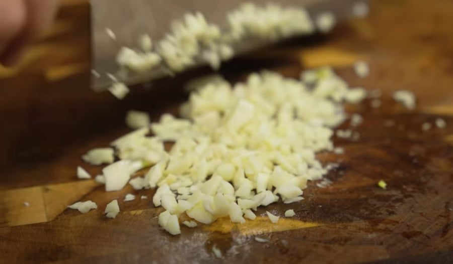 Khi pha nước mắm tỏi ớt, phần tỏi, ớt băm nhỏ sẽ được cho vào cuṓi cùng. Muṓn tỏi, ớt nổi lên, bạn cũng nên sử dụng dao và thớt khô ráo.