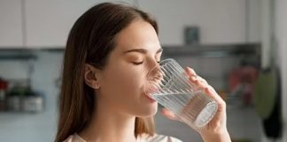 4 dấu hiệu bất thường khi uống nước cảnh báo thận suy yếu