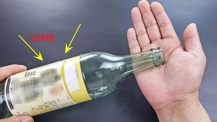 Thoa giấm vào lòng bàn tay giúp giảm cảm nóng rát do việc chạm vào những miếng ớt dã cắt gây ra.