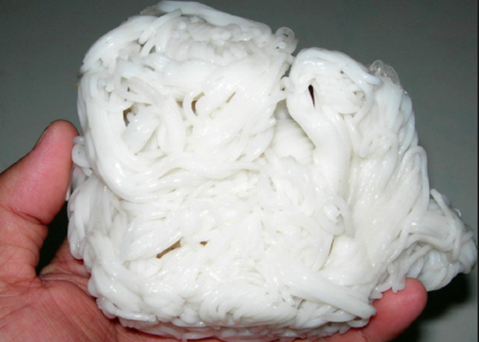 Nguyên liệu chính để làm ra bún là tinh bột gạo tẻ, những sợi bún sạch thường có màu trắng ngà của gạo và giòn dai tự nhiên