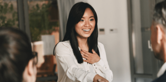 Nhà tuyển dụng hỏi: “Có 23 cây nến, thổi tắt 15 cây, còn lại bao nhiêu cây?”, người EQ thấp trả lời 8 liền bị loại