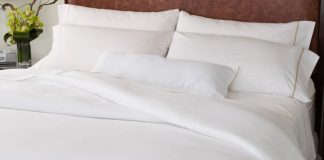 Tại sao khách sạn có 4 cái gối? Sự thật khiến người đi du lịch trăm lần vẫn ngạc nhiên