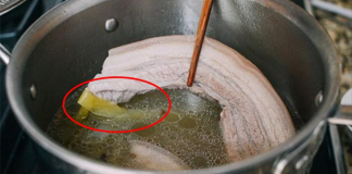 Muốn thịt luộc thơm và trắng, nhả hết cặn bẩn chỉ cần thêm đúng 1 thứ này vào nồi