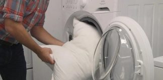 Ruột gối bị vàng, có đốm mốc li ti giặt xà phòng không hết: Ngâm với thứ này bẩn mấy cũng sạch tươm