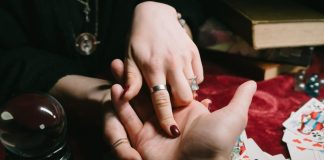 Ai hay đi coi bói hoặc rủ người khác đi coi bói cũng ph:ải đọc ngay bài n:ày trước khi quá muộn