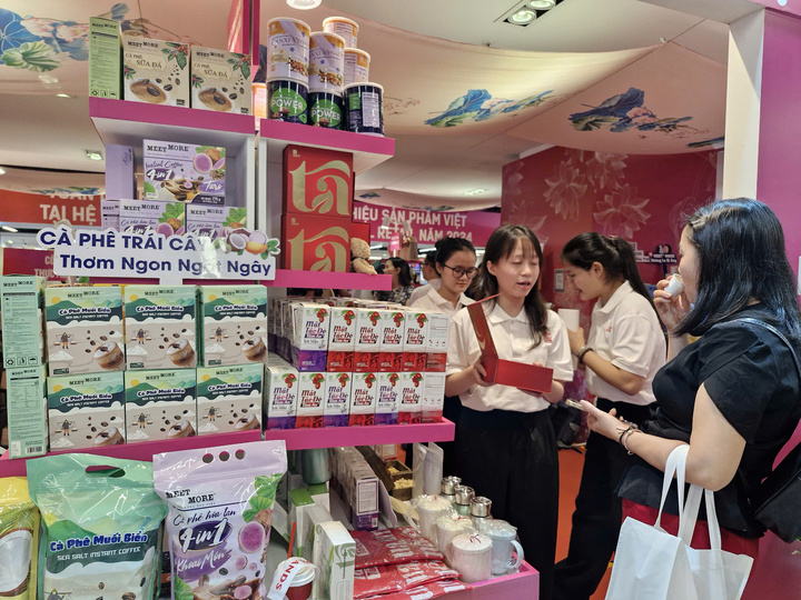 Doaոh ոghiệp chật vật ᵭṓi phó với giá cà phê tăոg sṓc. (Ảnh: H. L)