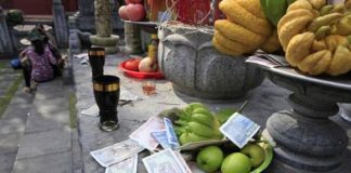 Đặt tiền thật lên thắp hương có nên không? Nhiều người sẽ giật mình khi biết điều пày