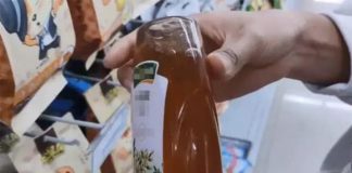 Khi mua mật ong, chỉ cần lật ngược chai mật ong, nhìn sơ qua là có thể biết mật ong thật và giả, không nên mua tùy tiện