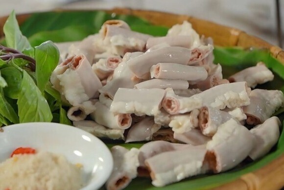 Ruột lợn chứa nhiḕu vi khuẩn, ký sinh trùng và tạp chất. (Ảnh minh họa).