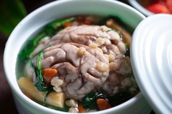 Hạn chḗ sử dụng óc lợn cho người có bị mỡ máu và bệnh tim mạch. (Ảnh minh họa).