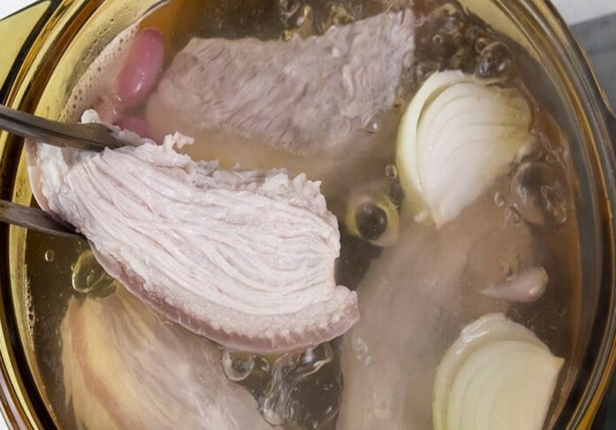 Luộc thịt nước sôi hay nước lạnh là ngon nhất: 4 sai lầm khi luộc thịt khiến thịt khô cứng, khó ăn