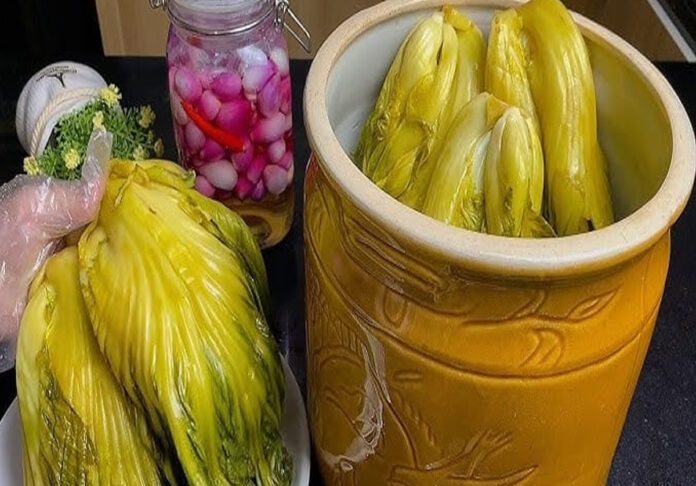 Muối dưa cải bằng nước vo gạo sạch sẽ, an toàn, dưa giòn đều, vàng óng