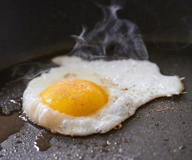 Trứng chiên trên nhiệt độ cao sẽ gây hại cho sức khoẻ. (Ảnh minh họa).