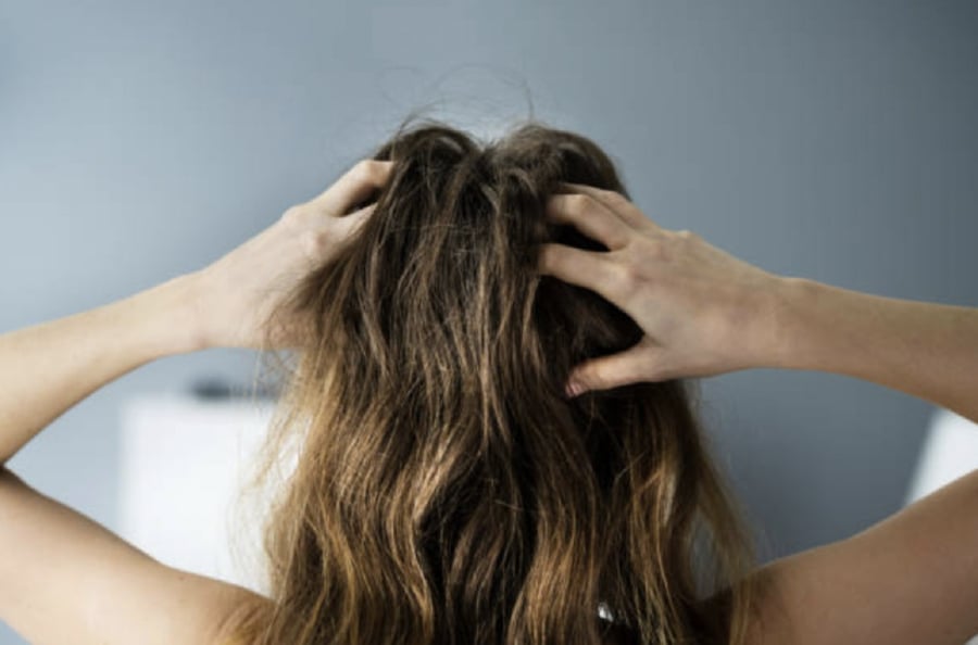 Một chế độ ăn đầy đủ chất dinh dưỡng sẽ giúp tóc khỏe mạnh từ bên trong.