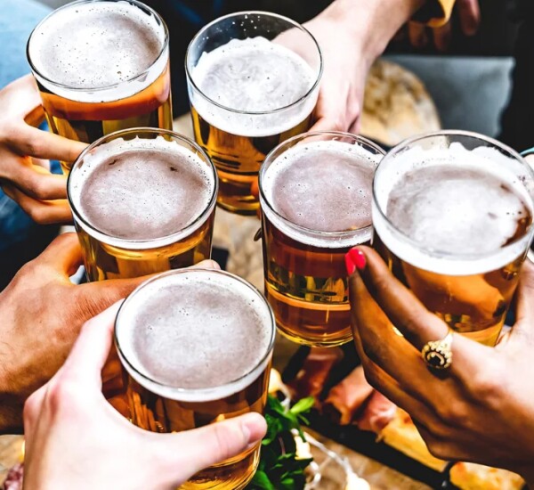 Uống nước có cồn trong bữa ăn tác động đến thói quen ăn uống. (Ảnh minh họa).