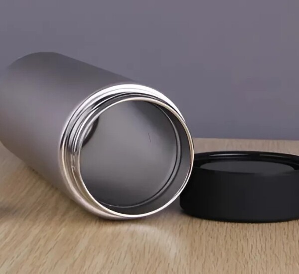 Bình giữ nhiệt bị hỏng có thể gȃy ngộ ᵭộc thực phẩm khi sử dụng vì những lý do liên quan ᵭḗn cấu trúc và vật liệu. (Ảnh minh họa).