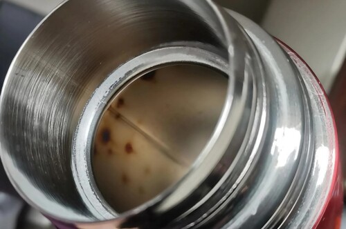 Những mảng rỉ sét có thể khiḗn nước trong bình bị nhiễm ᵭộc. (Ảnh minh họa).