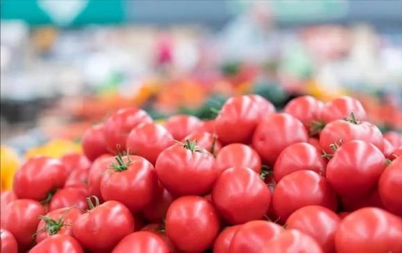 Vào mùa đông, nếu bắt gặp những quả cà chua đỏ mọng, tròn trịa tại chợ rau với giá không hề rẻ, bạn nên cẩn thận.