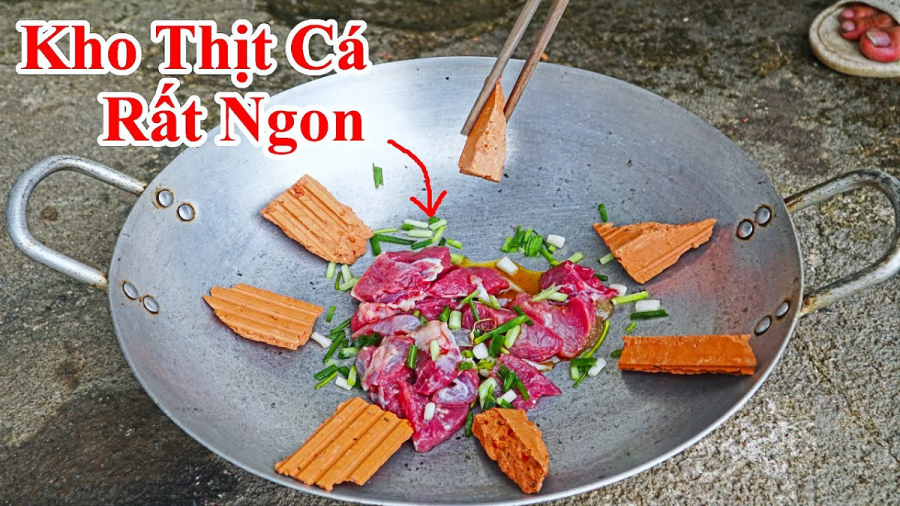 Phần nước hàng làm từ quả dừa được cô đặc để dùng dần mỗi lần nấu ăn