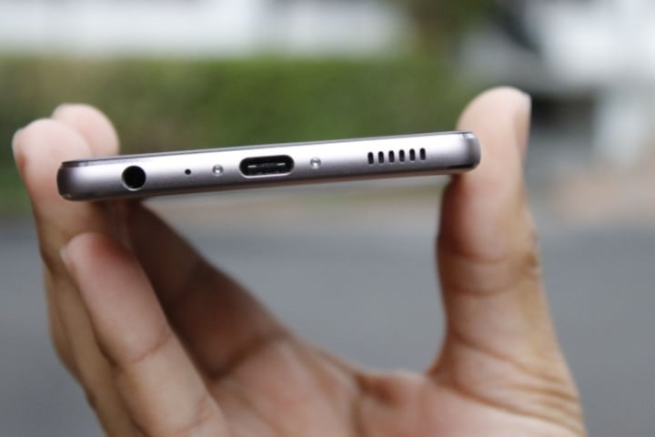 Cuộn một miếng băng dính thành hình trụ với phần dính hướng ra ngoài và nhẹ nhàng đưa vào lỗ loa. Bụi bẩn sẽ bám vào băng dính.