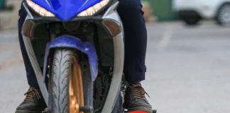 Phạt rất nặng nếu không gạt chân chống khi lái xe máy