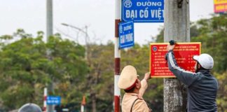 Hà Nội đầu tư lắp mới hàng loạt biển báo ghi rõ mức phạt vượt đèn đỏ, đi ngược chiều: Thế này mà còn vi phạm nữa thì ‘trời cứu’.. Ai tinh ý sẽ nhìn ra 1 điểm đặc biệt..