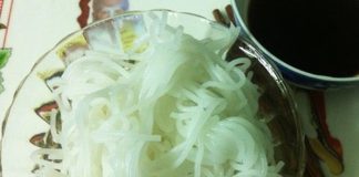 Nhúng sợi bún vào bát nước mắm, sau 2 phút biết ngay bún sạch hay chứa hàn the