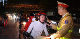 Sau khi uống rư:ợu, b-i-a, tài xế đối phó bằng cách dắt xe qua chốt kiểm tra nồng độ cồn vẫn bị phạt như thường đúng không?