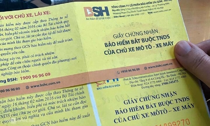 Pháp luật quy định rõ chủ xe gắn máy cần bắt buộc mang theo bảo hiểm khi điều khiển phương tiện. (Ảnh minh họa)