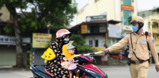 Chở trẻ em ngồi trước khi đi xe máy bị phạt rất nặng tới 14 triệu đồng: Người dân lưu ý