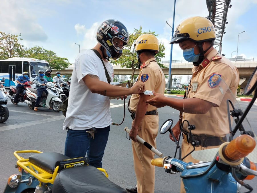 Duy nhất một trường hợp đi xe máy lên vỉa hè vẫn không bị CSGT phạt 5 triệu