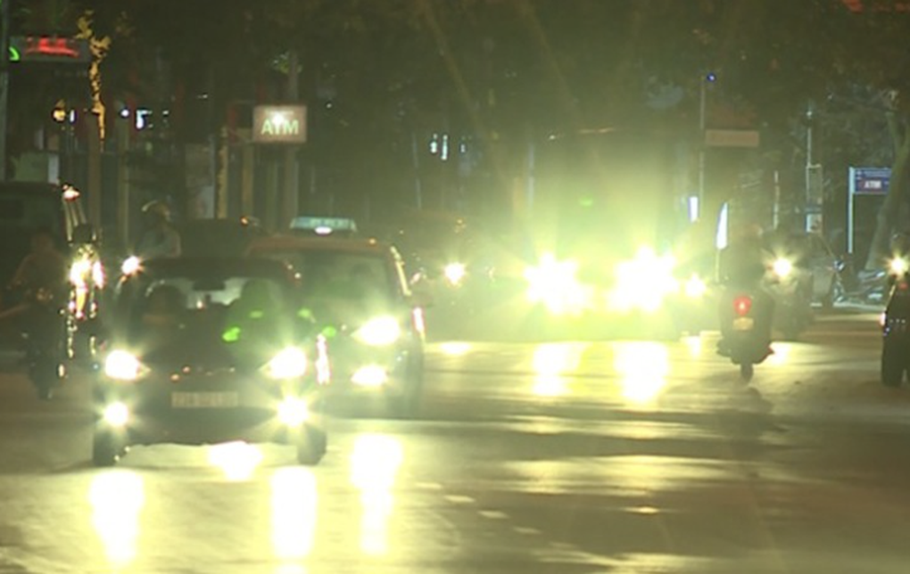 Bật đèn pha khi gặp xe đi ngược chiều sẽ bị phạt tới 1 triệu đồng - 1