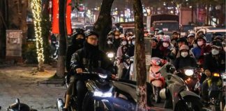 Chạy xe máy lên vỉa hè để nghe điện thoại, vào mua hàng có bị xử phạt?