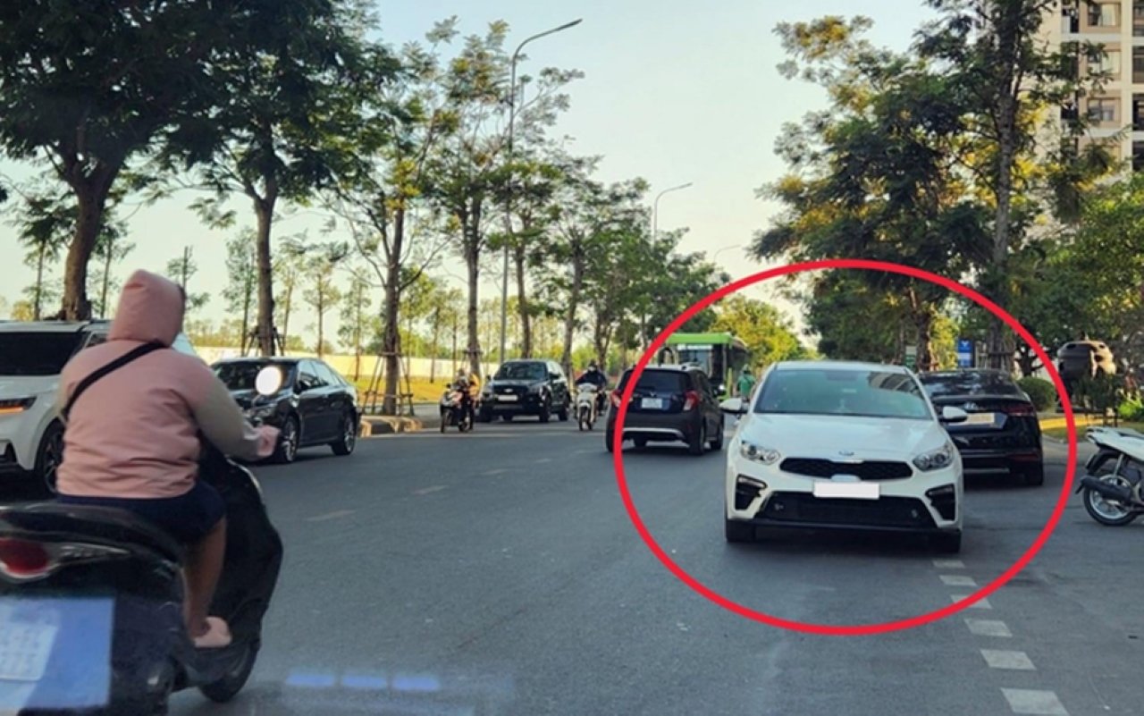 Người điều khiển xe ô tô đi ngược chiều có thể bị phạt tới 40 triệu đồng. (Ảnh minh họa)