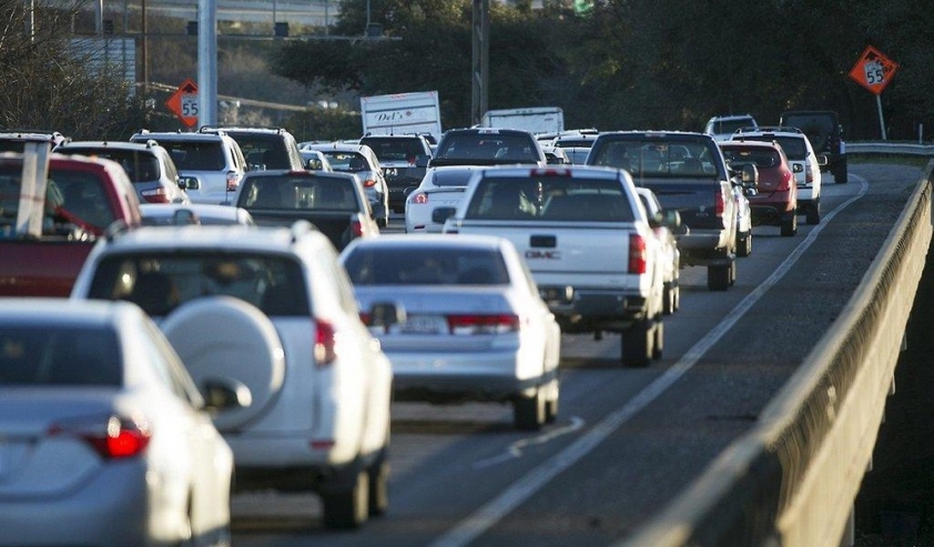 Di chuyển xe ô tô chậm trong giờ cao điểm