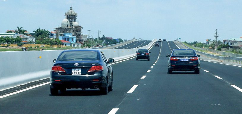 Giữ khoảng cách an toàn với các xe trên đường