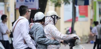 Bổ sung thêm trường hợp cho phép người đi xe máy được chở 3?